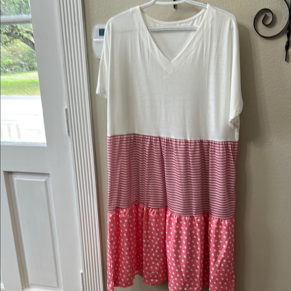 Casual White and Pink Tiered Midi Sundress with V-Neck